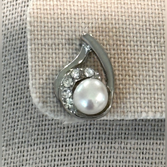 Faux pearl with rhinestones on sliver tone metal earrings so pretty - Picture 4 of 5